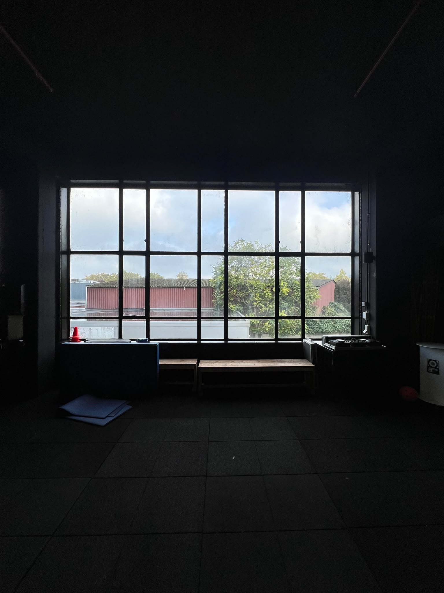 De Bespreking: fabrieksraam met bank