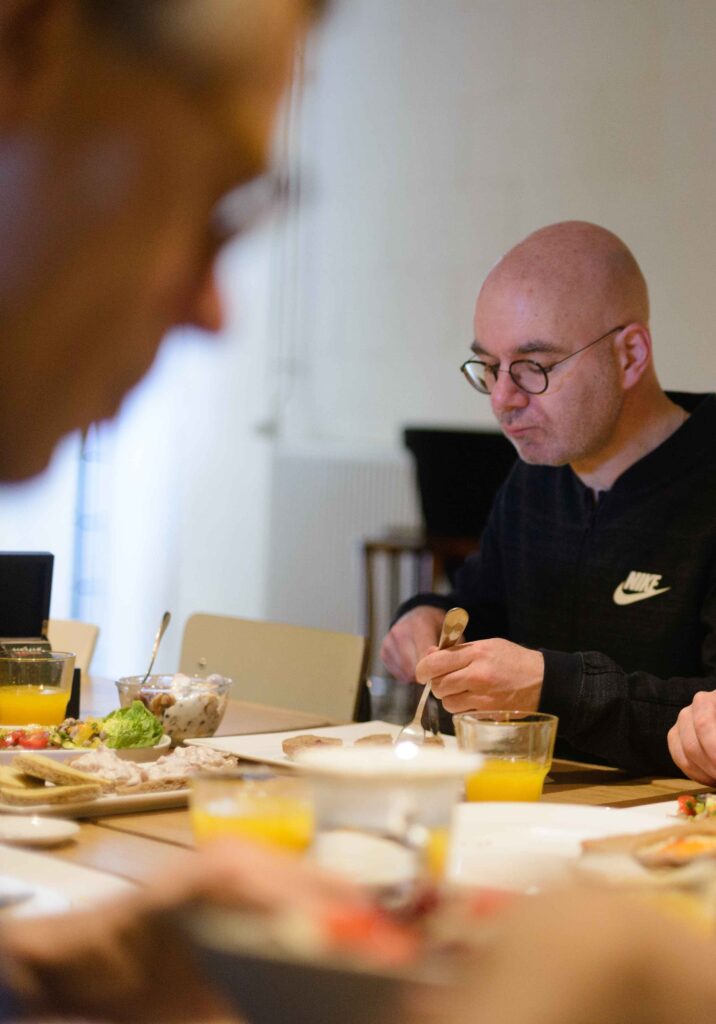 Ontbijt aan de tafel in de huiskamer