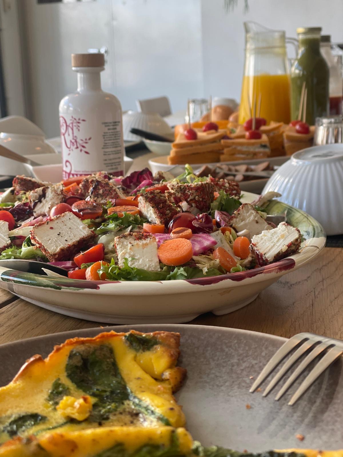 Ontbijt bij B-Food: salade met geitenkaas, quiche en een fles olijfolie van Hermanos López