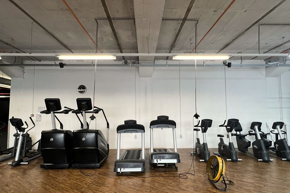 Machinekamer: cardio langs de wand naar De Kooi